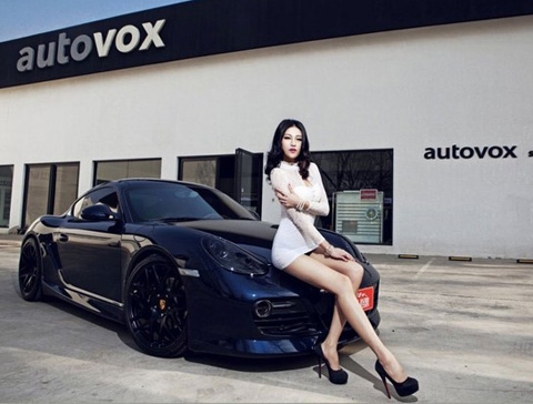 Chân dài,  xe Porsche, thể thao