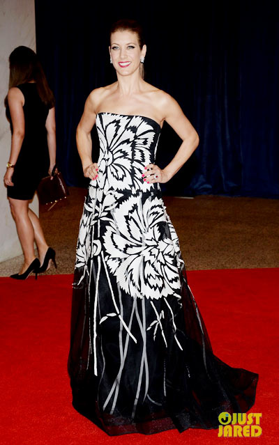 Kate Walsh is black and white all over on the red carpet at the 2013 White House Correspondents’ Association Dinner held at the Washington Hilton on Saturday (April 27) in Washington, D.C. wearing a Carolina Herrera dress.