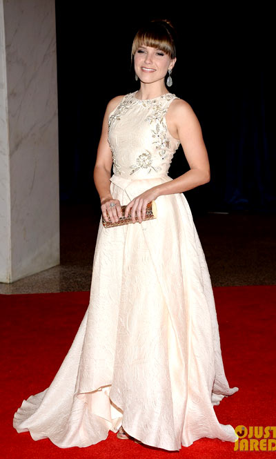 Sophia Bush hits the red carpet at the 2013 White House Correspondents’ Association Dinner held at the Washington Hilton on Saturday (April 27) in Washington, D.C. wearing a Lela Rose dress.